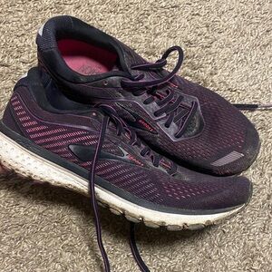 Brooks Women's Sneakers - Black and Purple